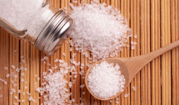 Ni rosa ni gourmet: esta es la sal que recomiendan los expertos para cocinar. Foto: Bigstock.