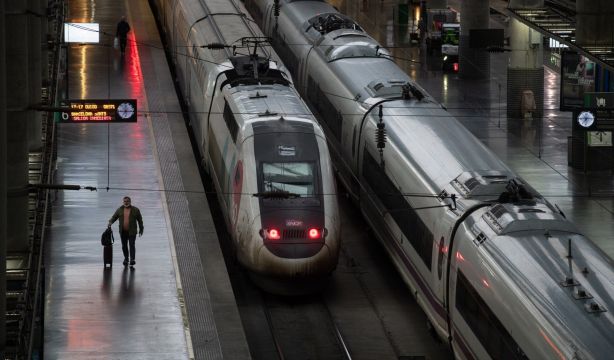 Adif halla una rotura en la vía del AVE Madrid-Barcelona y reduce la velocidad a 80km/h