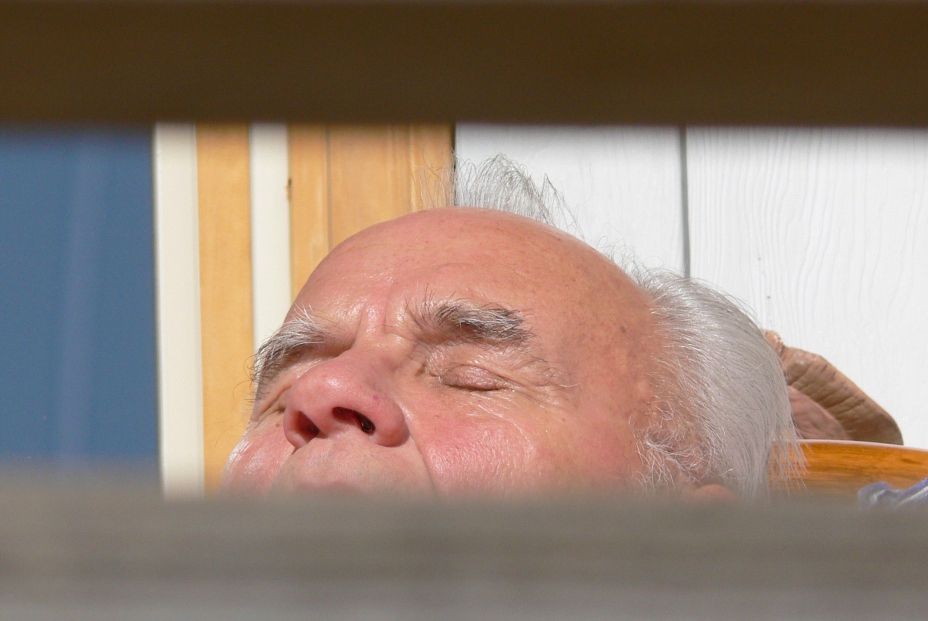 Un senior durmiendo en el porche. (Bigstock) 