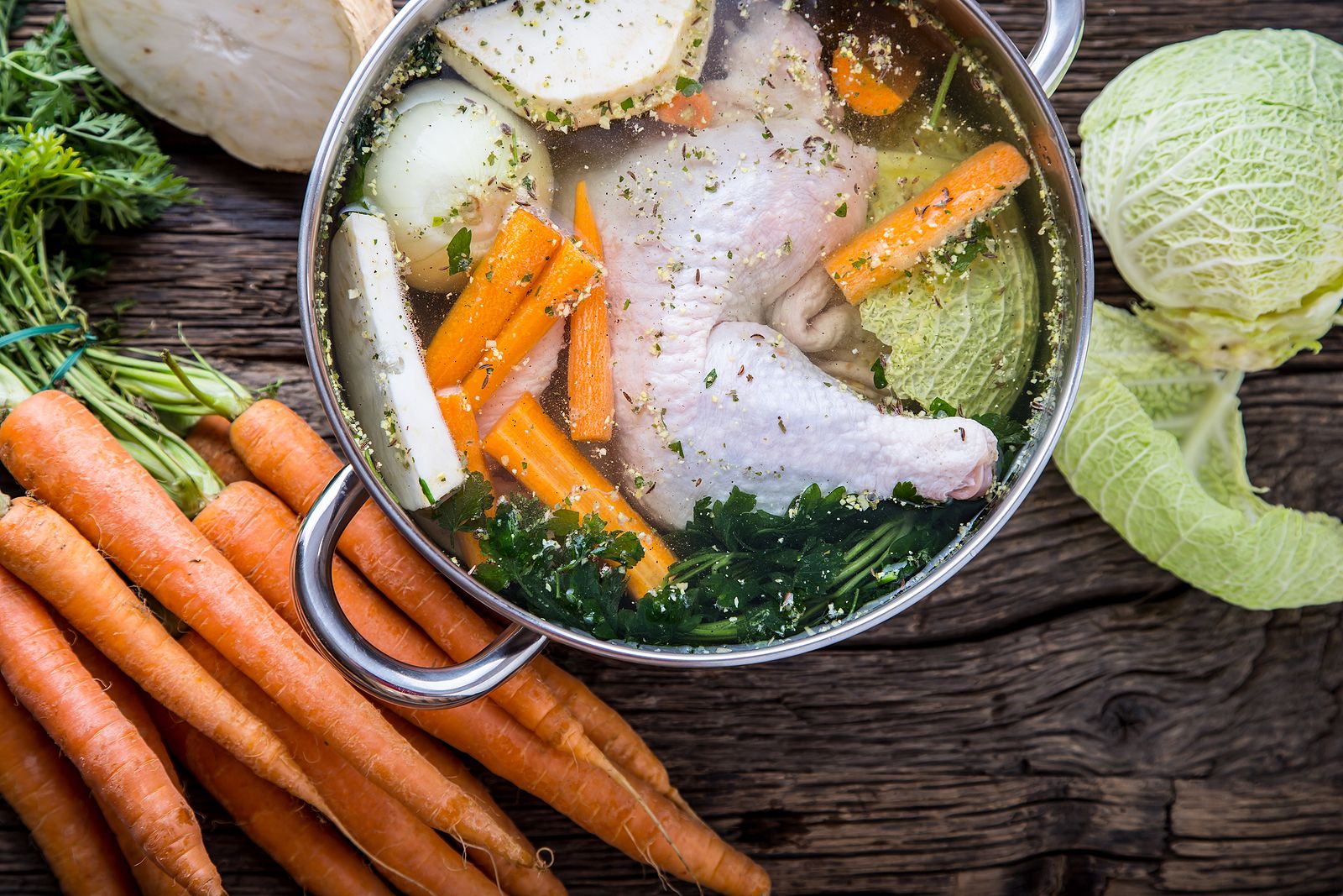 El truco de José Andrés para preparar un caldo de pollo lleno de sabor