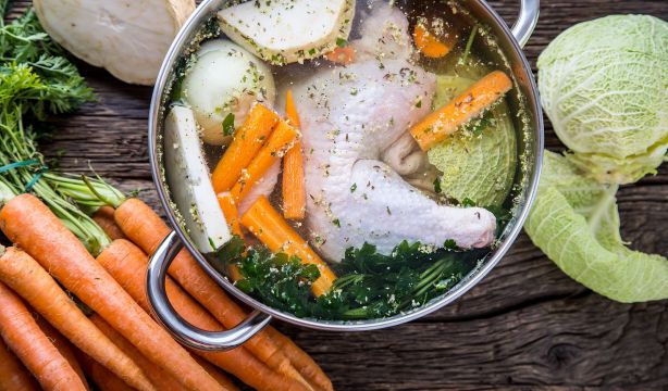 El truco de José Andrés para preparar un caldo de pollo lleno de sabor