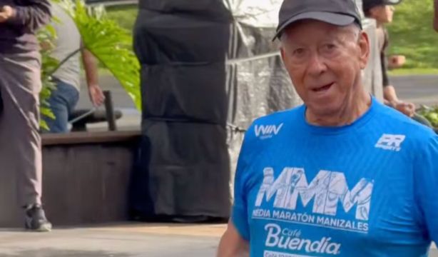 Javier, el colombiano que corre carreras a los 87 años: "Nunca es tarde para empezar" (Instagram: @javi.runner87)
