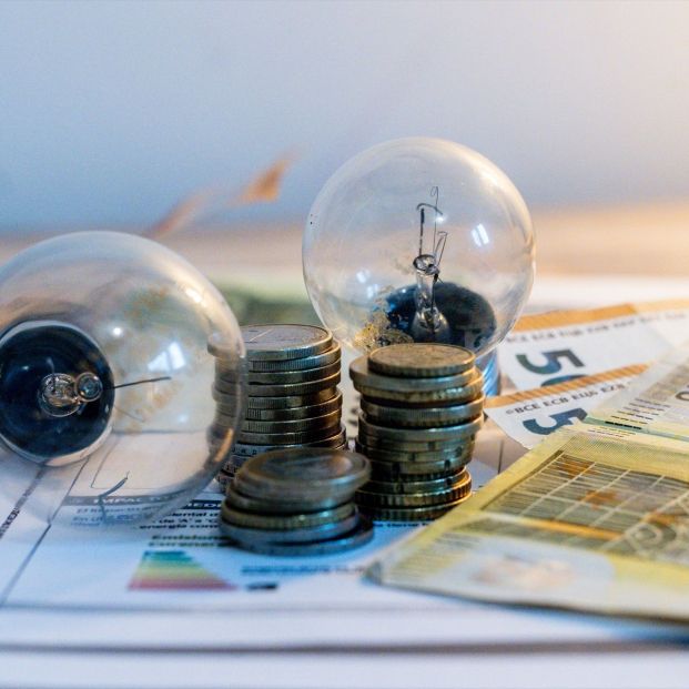 EuropaPress 6442572 dos bombillas billetes monedas facturas enero 2025 madrid espana gobierno (1)