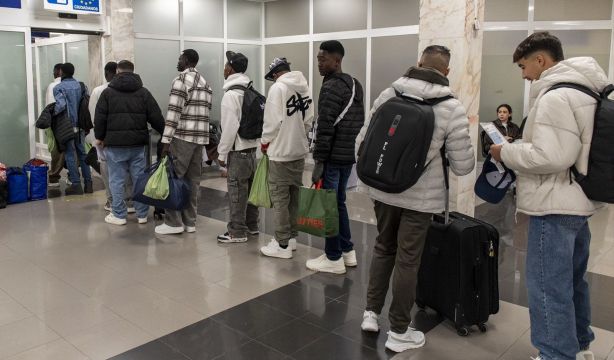 El Gobierno y Podemos pactan una regularización extraordinaria de medio millón de migrantes