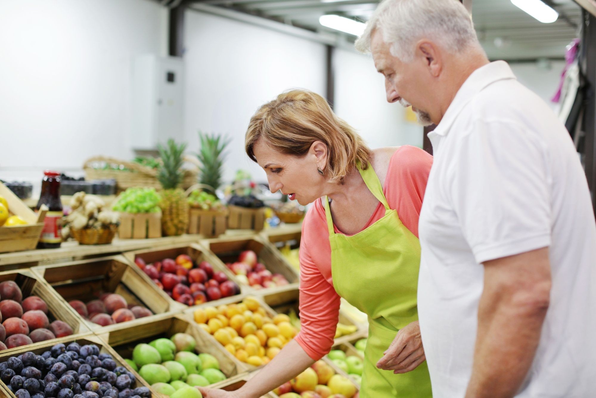 Tres Cantos refuerza su red de comercios contra la soledad no deseada con nuevas incorporaciones (Bigstock)