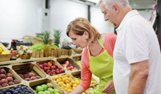 Tres Cantos refuerza su red de comercios contra la soledad no deseada con nuevas incorporaciones (Bigstock)