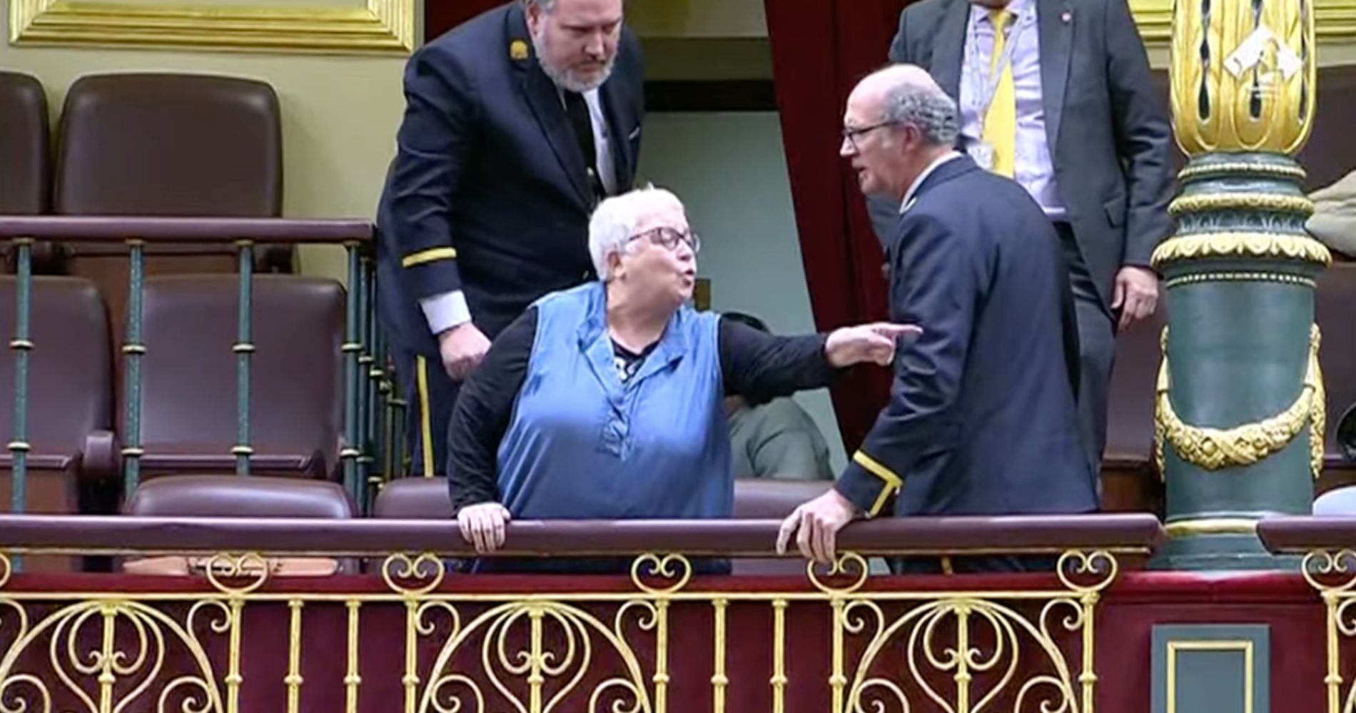 ¿Quién es la mujer que han expulsado del Congreso tras la votación de la subida de las pensiones?