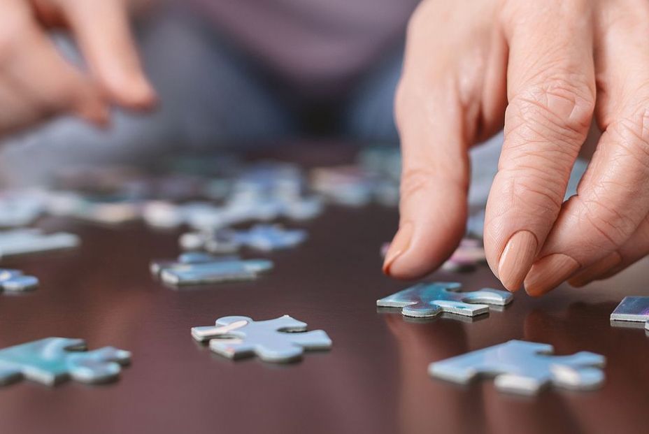 Imagen de un paciente con demencia haciendo un puzzle. (Bigstock)