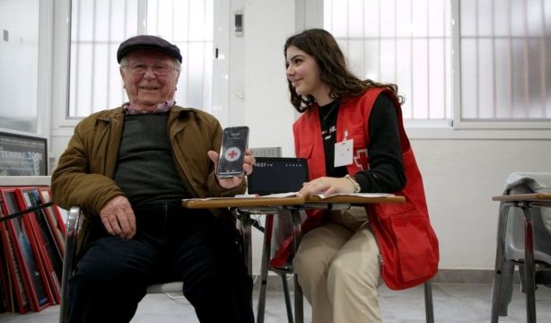 Dispositivos de voz inteligentes ayudan a miles de mayores a combatir la soledad en Madrid. Fuente: Europa Press.