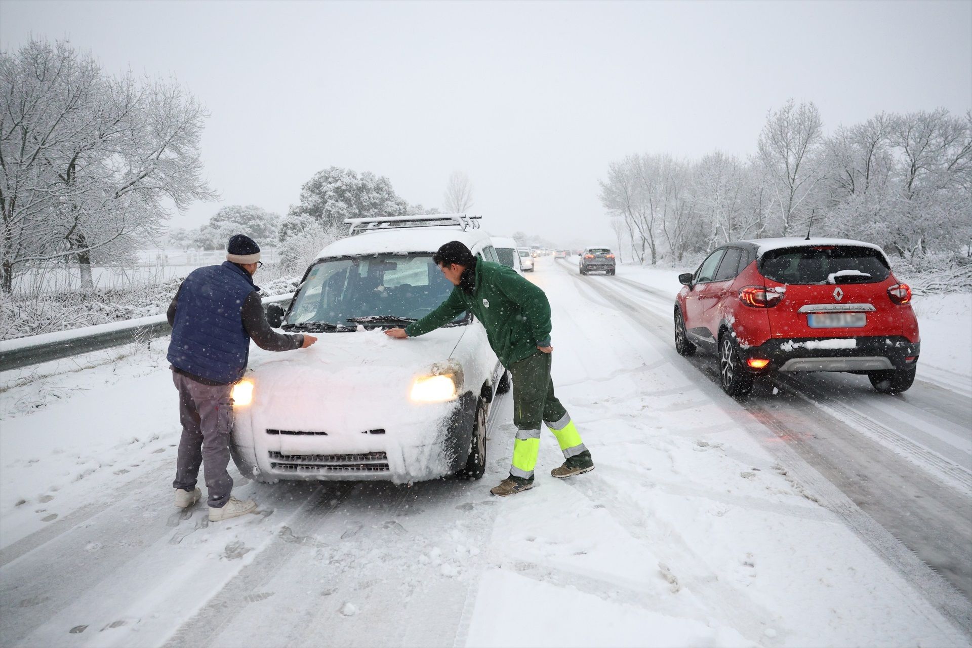 La nieve colapsa Madrid: carreteras cortadas, autobuses suspendidos y vehículos atrapados en la A-6