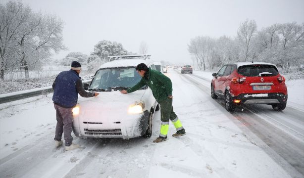 La nieve colapsa durante unas horas Madrid