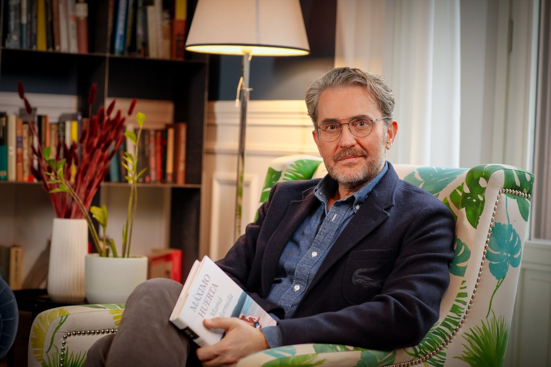 Máximo Huerta publica 'Mamá está dormida': "Cuidar es empezar a despedirse"