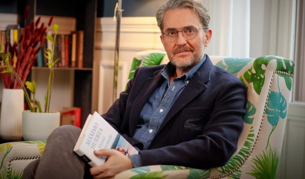 Máximo Huerta publica 'Mamá está dormida': "Cuidar es empezar a despedirse"