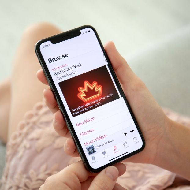 iPhone X con Apple Music (BigStock)