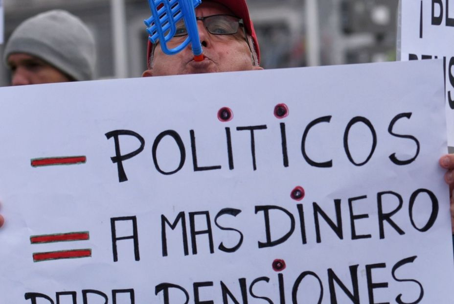 europapress 5539687 decenas personas portan carteles banderas concentracion pensionistas
