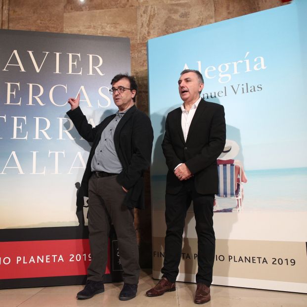 El ganador del 68º Premio Planeta Javier Cercas y el finalista del galardón Manuel Vilas presentan sus novelas 'Terra Alta' y 'Alegría' en el Instituto Cervantes en Madrid (España) a 6 de noviembre de 2019 