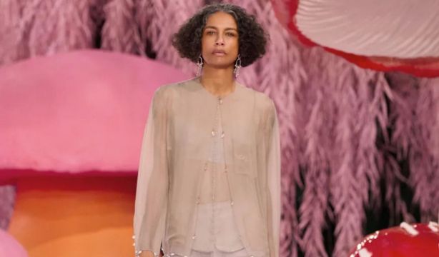 Modelos sénior y con canas protagonizan el último desfile de Chanel en París