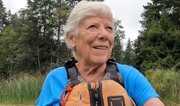 Wendy Outdoors, la youtuber aventurera de 76 años que enseña a acampar en solitario