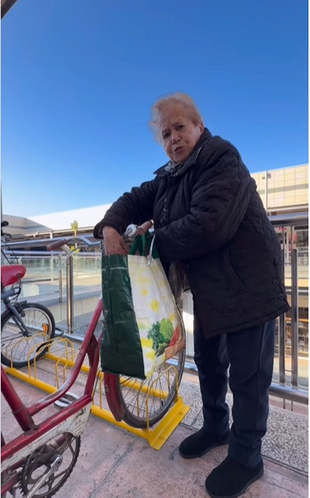 Carmen, a los 82 años, sigue montando en la bicicleta que le regaló su marido cuando eran novios