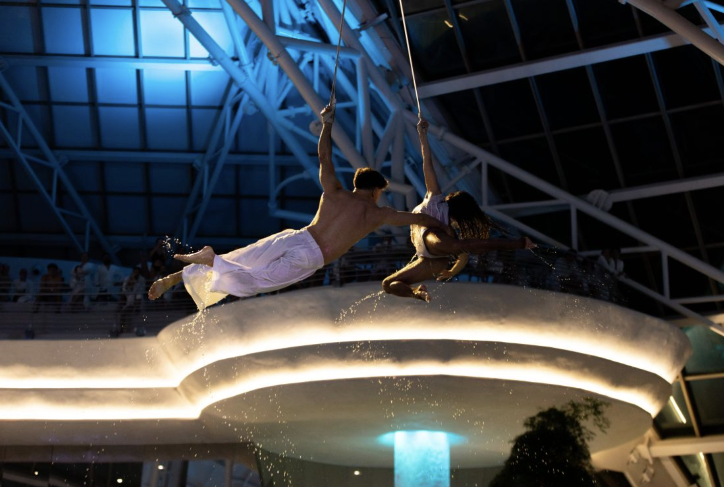 Caldea estrena ‘YCE’, un nuevo espectáculo de acrobacias, pole y un dúo aéreo de straps