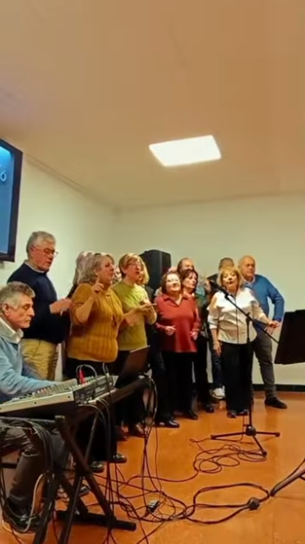 Quince jubilados llevan el karaoke a las residencias de Castellón. Fuente: Facebook Associació de la Gent Major San Bartolomé Borriol.