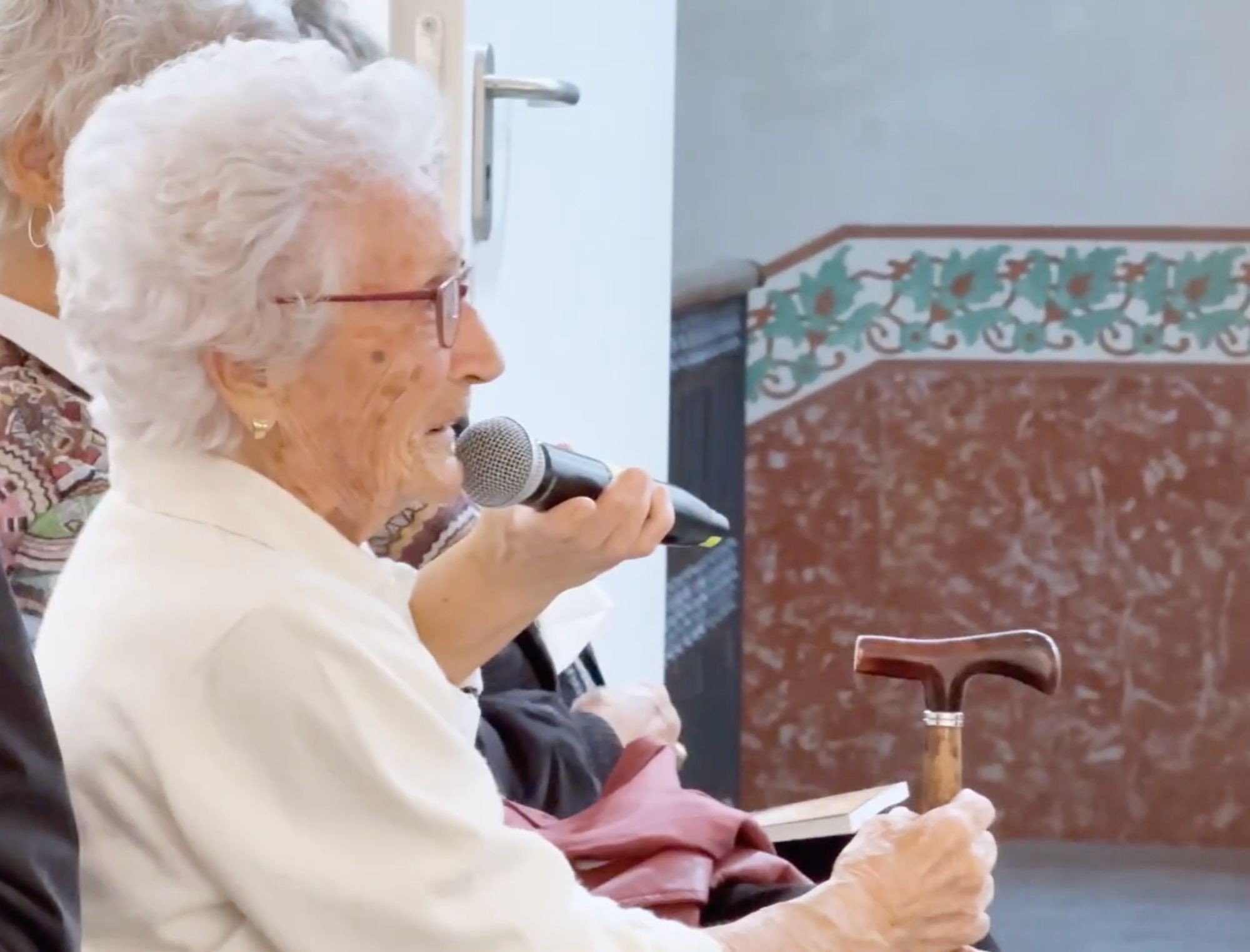 Una centenaria recupera la receta de ratafía de su abuela y vuelve a embotellarla (YouTube: Cofradía de la Ratafía)