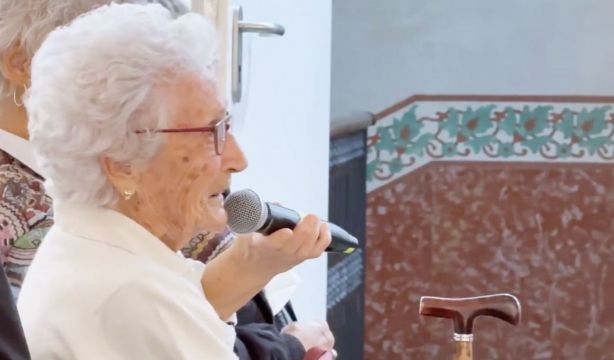 Una centenaria recupera la receta de ratafía de su abuela y vuelve a embotellarla (YouTube: Cofradía de la Ratafía)