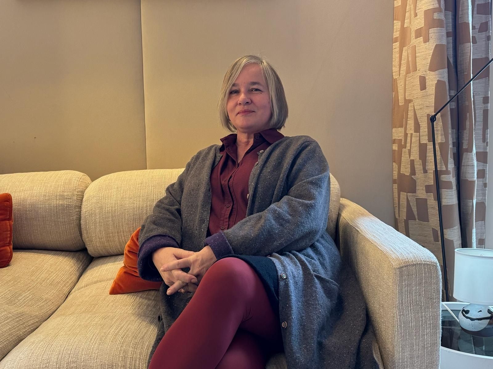 Stefanie Kremser explora la relación de la mujer con el hogar y la "casa del futuro" en un ensayo