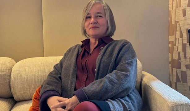 Stefanie Kremser explora la relación de la mujer con el hogar y la "casa del futuro" en un ensayo