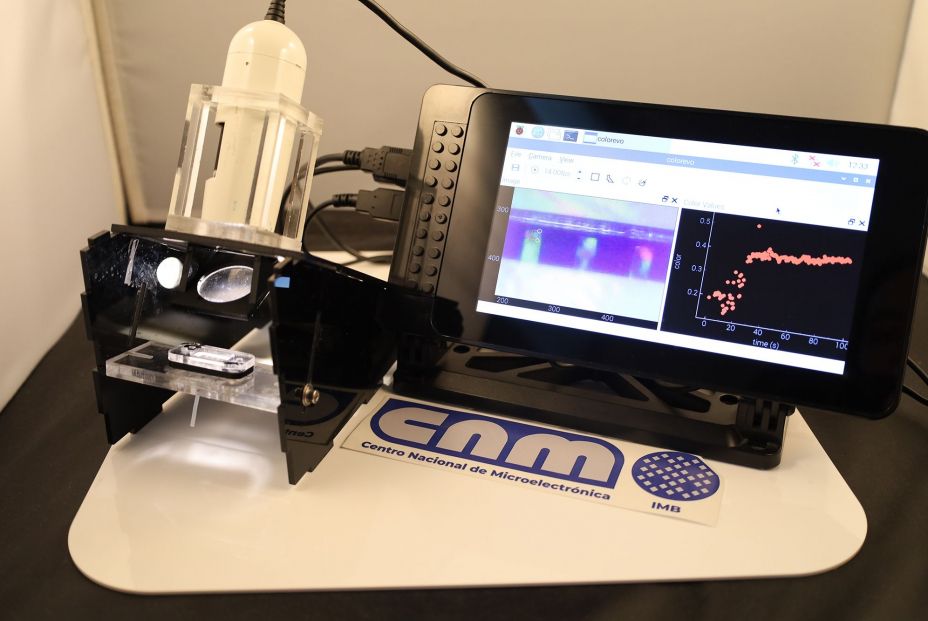 El sensor (izquierda, bajo la luz) ha sido microfabricado completamente en el IMB-CNM, y se integraría en el equipo o dispositivo de control de análisis. / IMB-CNM