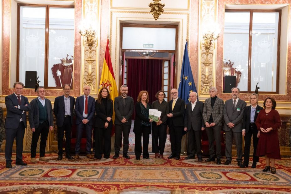 Todos los participantes en la presentación y debate: "Un nuevo escenario en la prevención, diagnóstico y tratamiento del alzhéimer" en el Congreso de los Diputados.