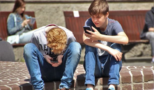 Sánchez anuncia que España prohibirá las redes sociales a menores de 16 años