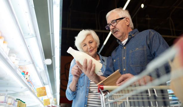¿Es seguro comer alimentos que están a punto de caducar? La OCU responde
