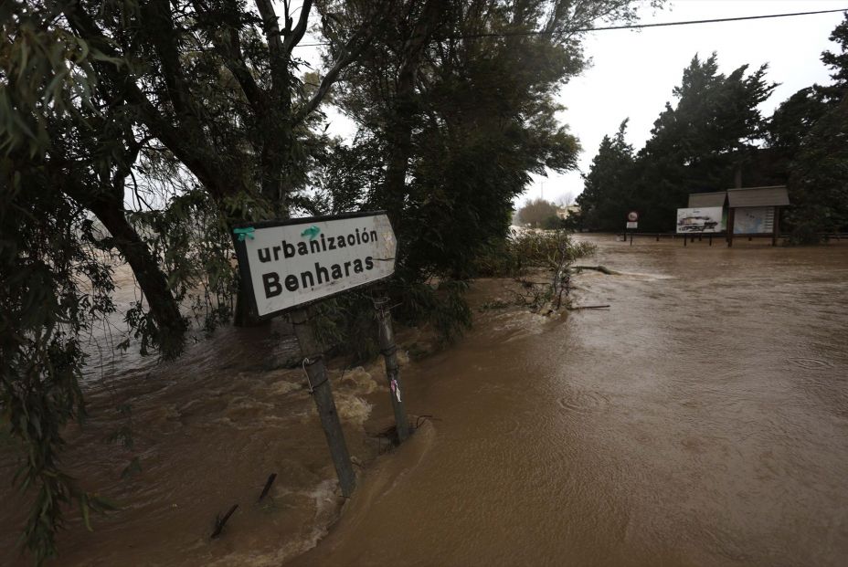EuropaPress 7264634 rio picaro desborda margenes paso herrizas cadiz deja cortado puente