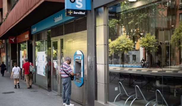 Pago de las pensiones en mayo 2026: ¿qué día se cobra la pensión en Banco Sabadell?. Foto: EuropaPress