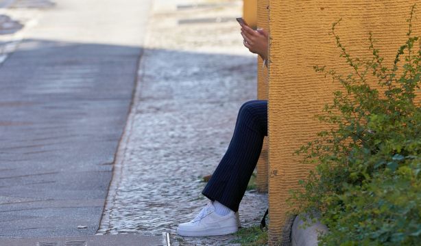 Abuelos sobre prohibir redes a menores de 16: "No se trata de limitar derechos, sino de protegerles" (Bigstock)