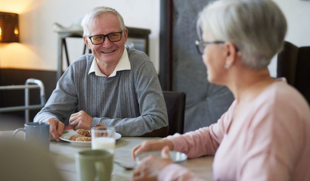 Las nuevas ayudas de Navarra para el acceso de personas mayores a comedores (Bigstock)