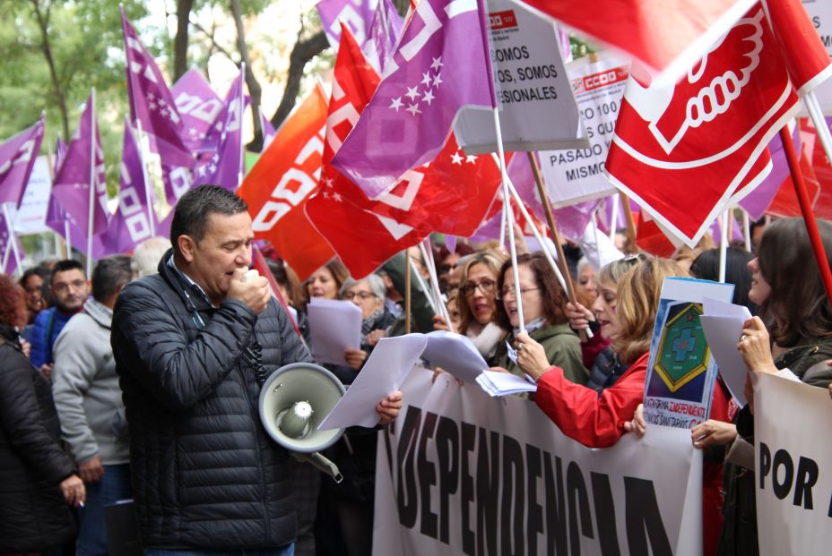 Los sindicatos salen a la calle para "poner cara a la dependencia" y reivindicar un mejor convenio