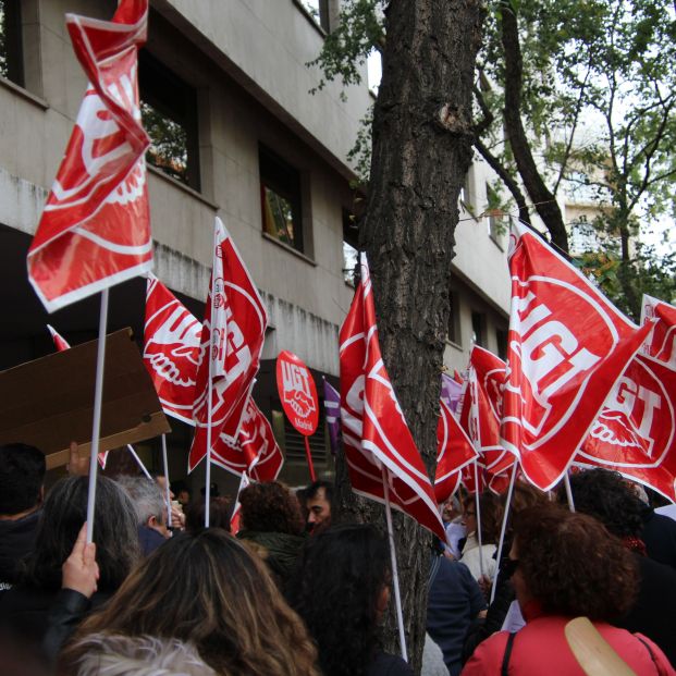 Sindicatos concentrados frenta a la sede de la CEOE. 