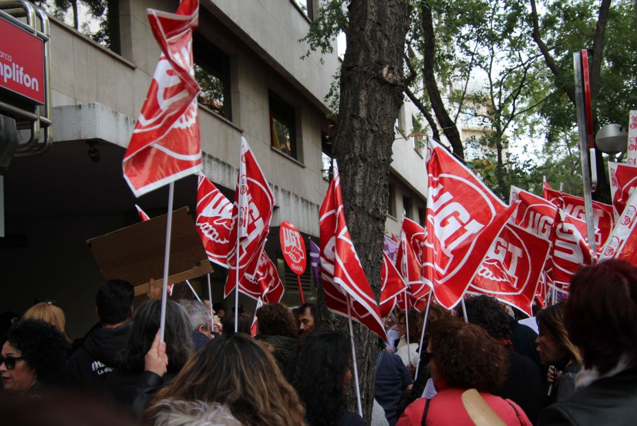 Sindicatos concentrados frenta a la sede de la CEOE. 