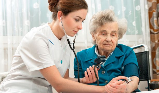 Los científicos alertan de que los ensayos sobre demencia ignoran las voces de quienes la sufren (Bigstock)