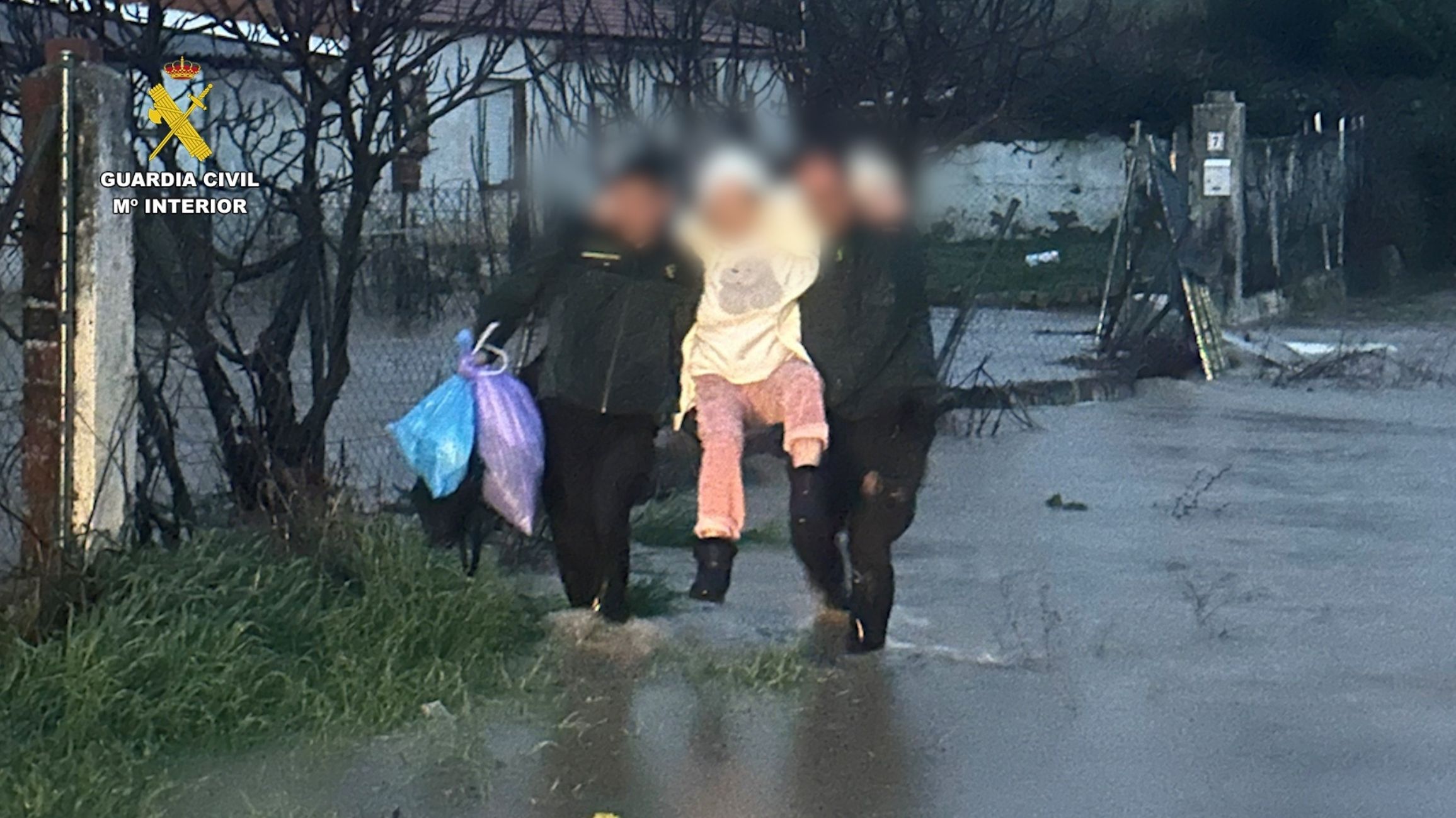 Angustioso rescate a una mujer de 67 años atrapada en su vivienda por una inundación (Guardia Civil / Europa Press)