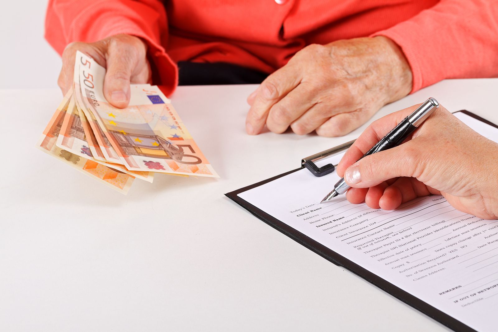 Los mayores claman contra el edadismo de los seguros de salud: “Nos quieren echar”bigstock 