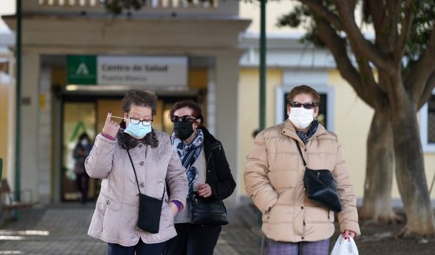 Andalucía mantiene la recomendación de la mascarilla en residencias y hospitales hasta mayo
