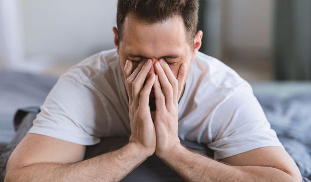 ¿Por qué nos levantamos muchas veces con legañas? 5 causas y sus síntomas. (Bigstock)