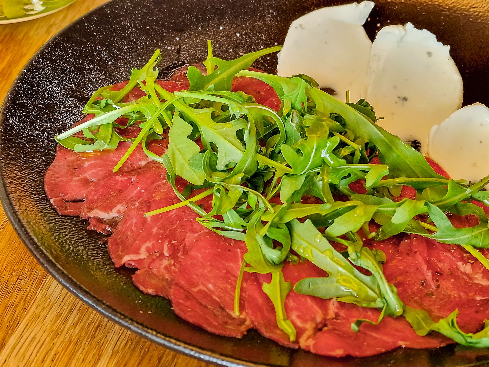 ¿Por qué el pollo debe consumirse bien cocinado y la carne de vacuno puede comerse cruda?