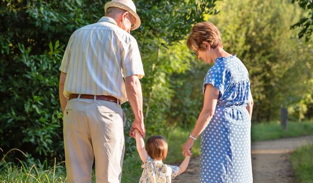 Sentencia pionera: los abuelos que crían a sus nietos huérfanos tienen derecho a indemnización
