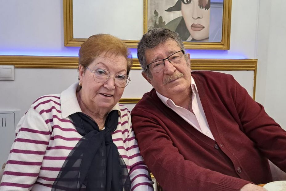 Esperanza y Tomás, comiendo en un restaurante. 