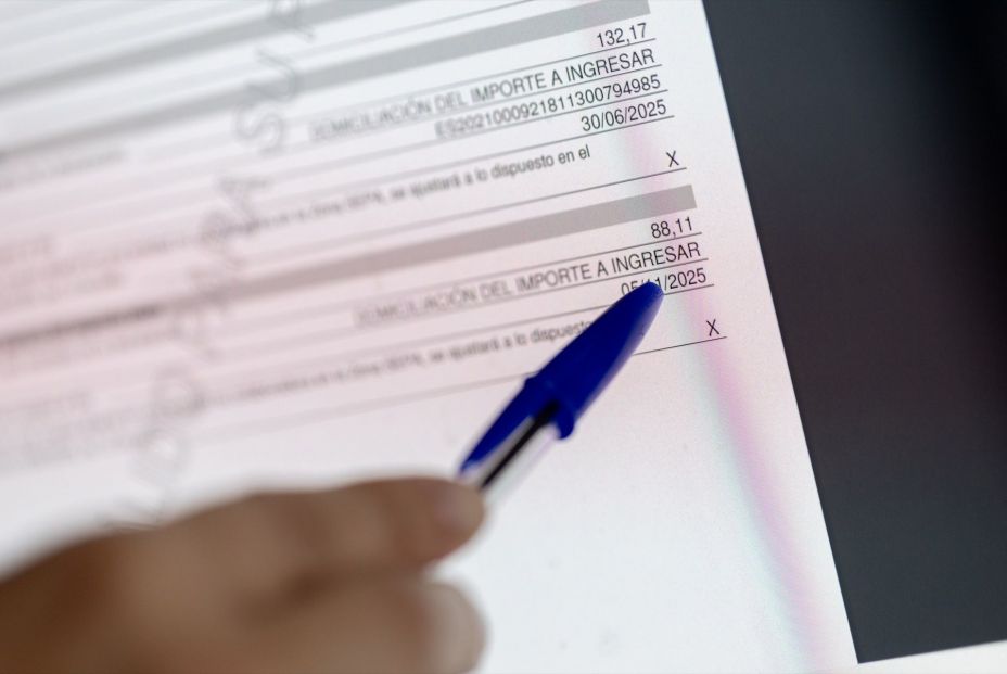 Una persona cumplimenta la declaración de la Renta, a 3 de abril de 2024. Fuente: Europa Press.