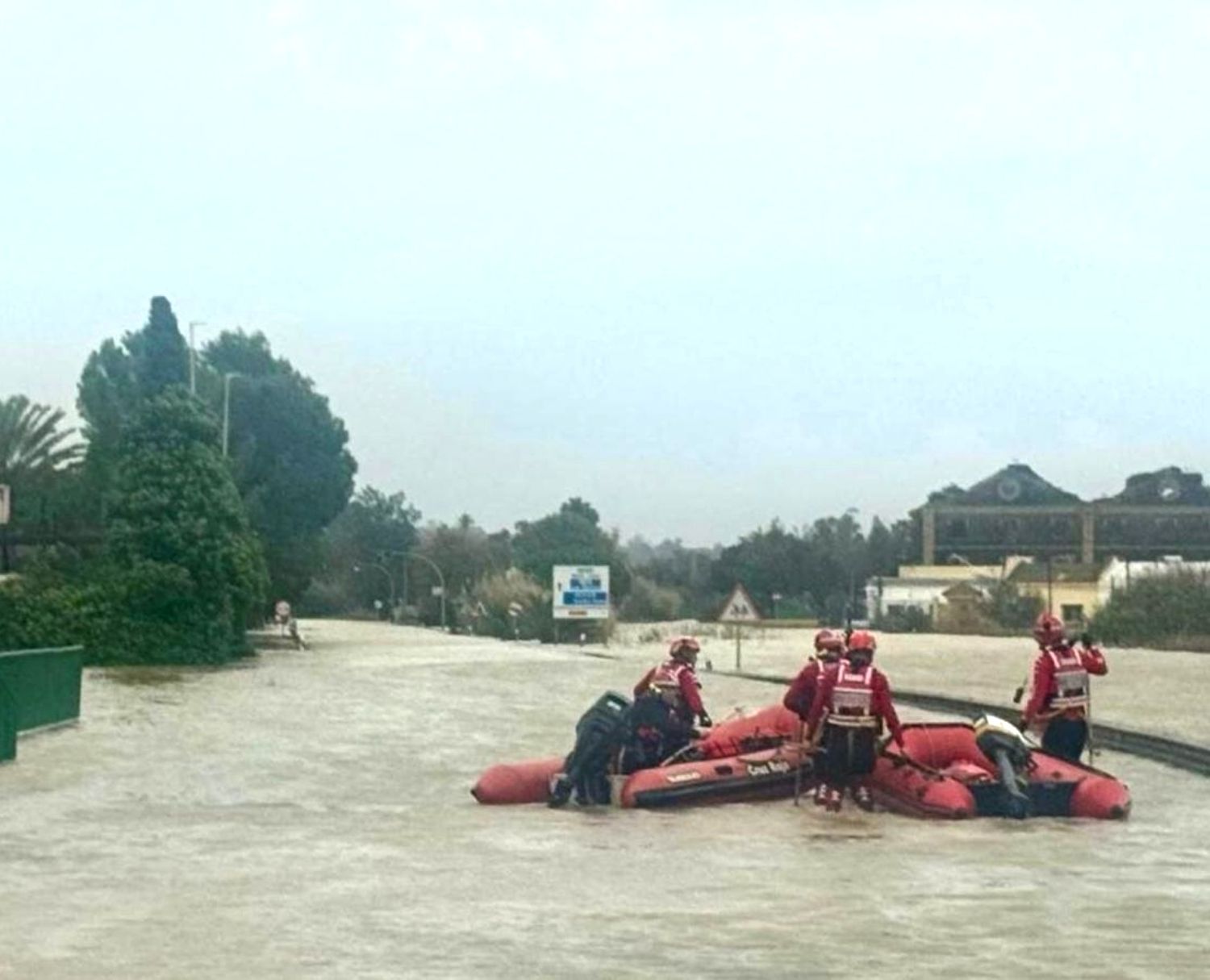 Impactante rescate en lancha de una mujer de 79 años atrapada en su casa por el temporal